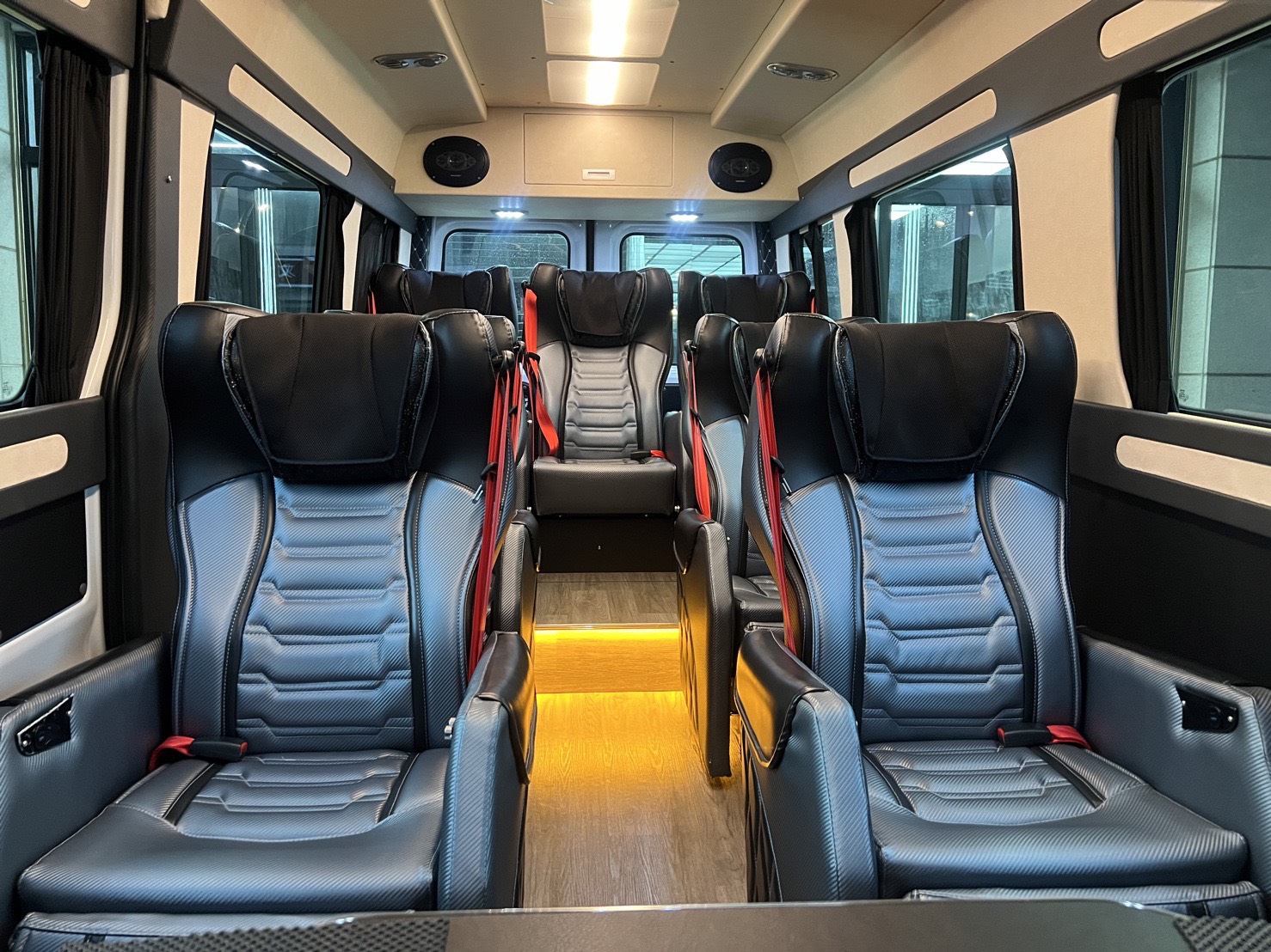 9人座保姆車